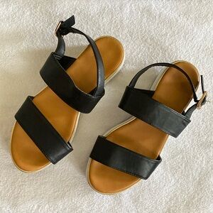 Size 8 Black & White Shoe Wedge Flat